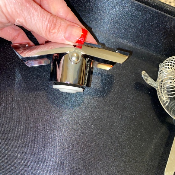 4 Bar Tools: strainer, pourer, aerator, stopper - Picture 12 of 14